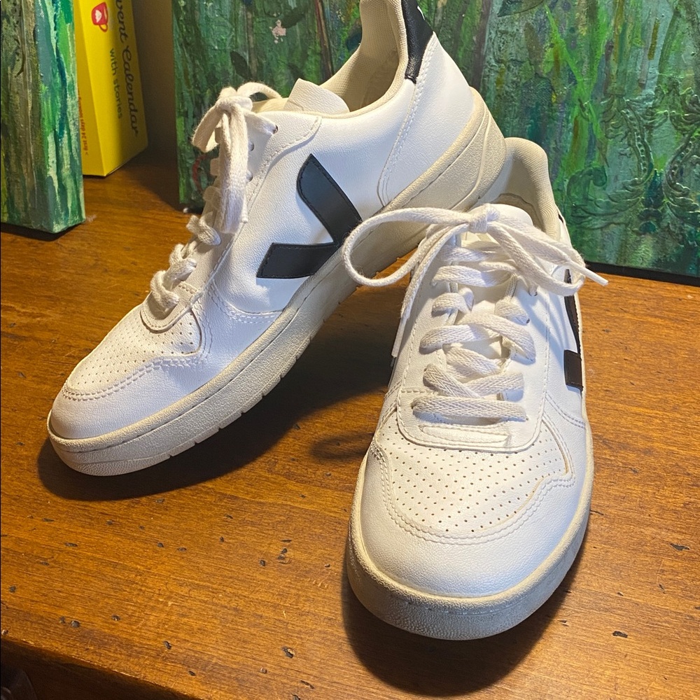 Veja Women’s Sz 41 (10) White and Black Sneakers